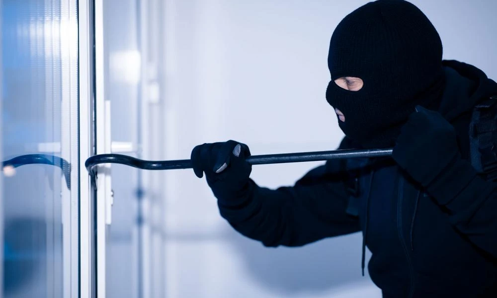 Λουτράκι: Αντιμέτωπη με διαρρήκτες ήρθε νεαρή κοπέλα